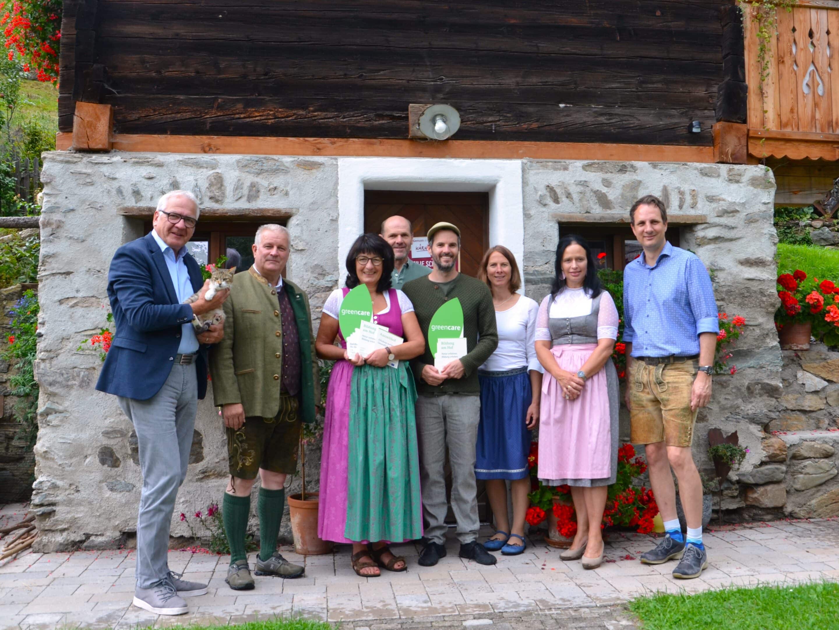 Foto (v.l.): Matthias Krenn (Bürgermeister Bad Kleinkirchheim), Dietmar Rossmann (Geschäftsführer Kärntner Biosphärenparkfonds Nockberge), Karin und Konrad Schabus, Martin Hinteregger, Monika Nell, Astrid Brunner (Vizepräsidentin Landwirtschaftskammer Kärnten), Michael Prägant (MBN-Tourismusverband) © Green Care